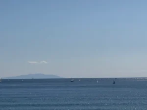 神奈川県鎌倉市の七里ガ浜の海から見える大島の景色