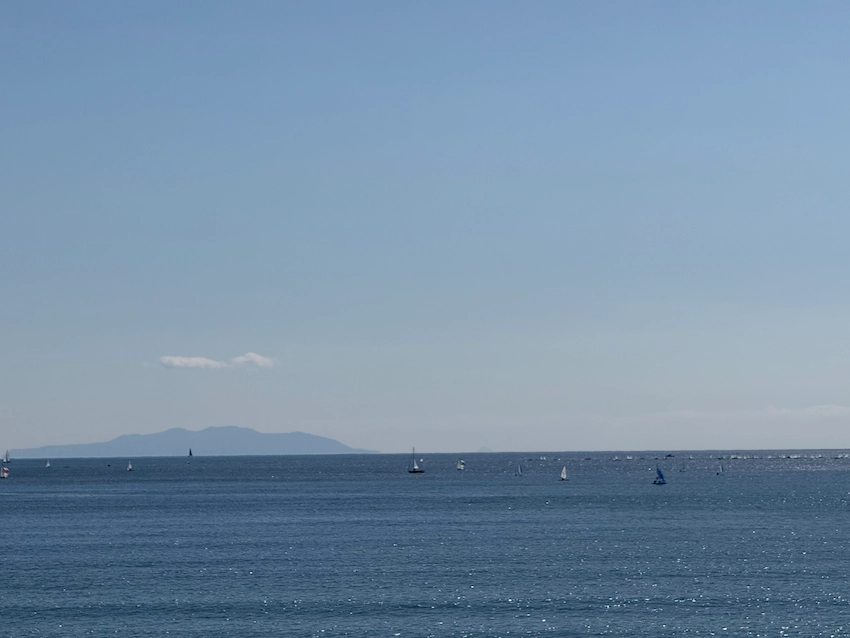 神奈川県鎌倉市の七里ガ浜の海から見える大島の景色