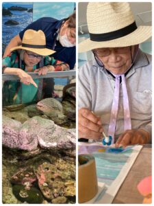 体験学習館で海の生き物と触れ合う高齢者