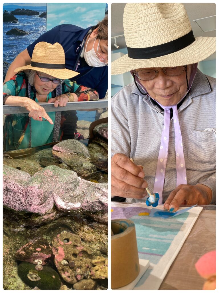 体験学習館で海の生き物と触れ合う高齢者