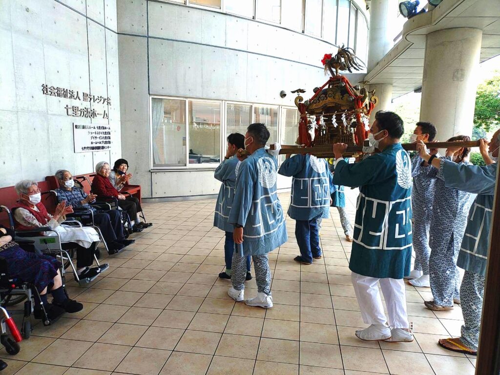 「由比ガ浜睦会」の関係者が神輿を担いでる画像